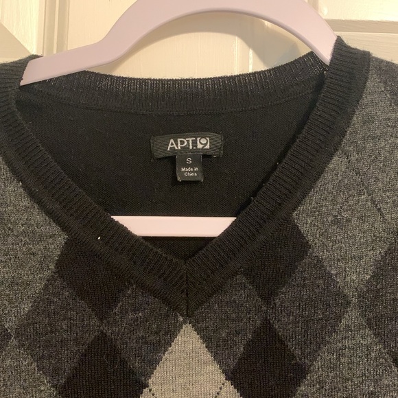 Black and grey argyle V neck sweater, size small. - Picture 2 of 4